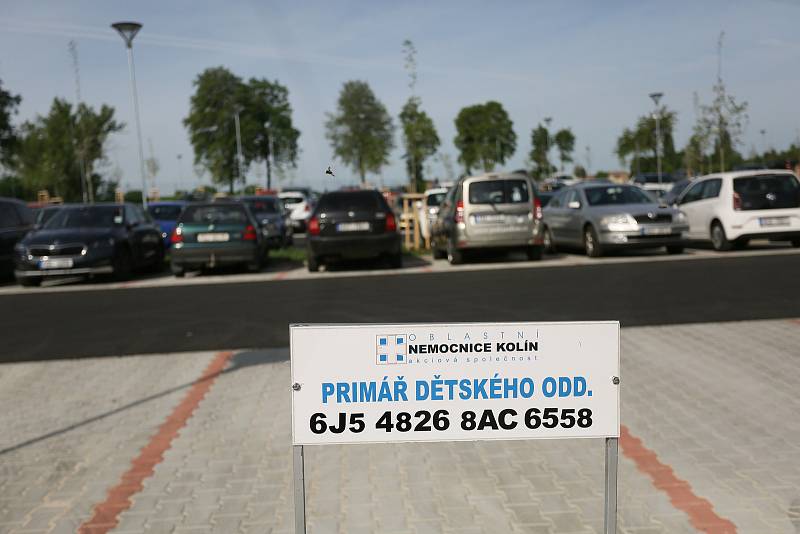 Ze slavnostního otevření nového parkoviště pro zaměstnance Oblastní nemocnice v Kolíně.