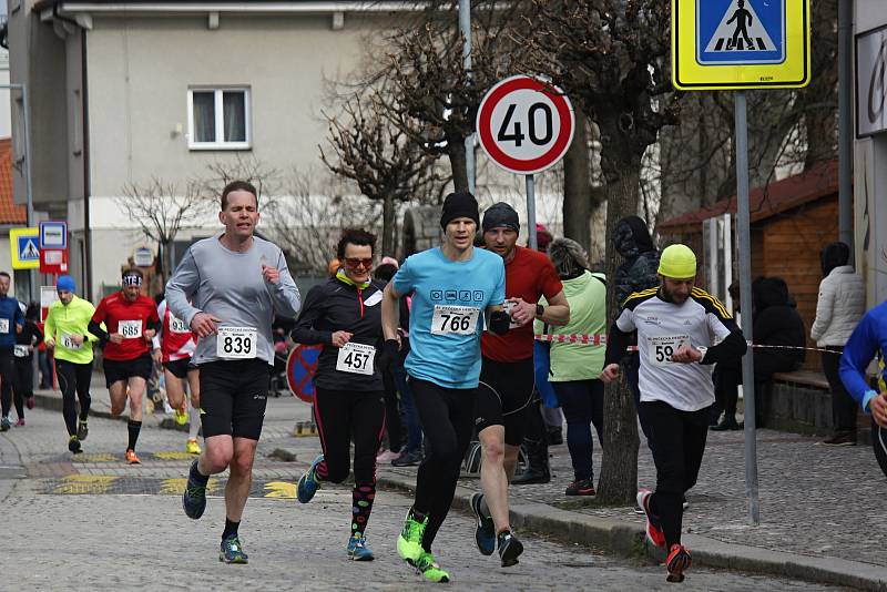 Tradičního běhu v Pečkách se účastní běžci různých věkových kategorií.