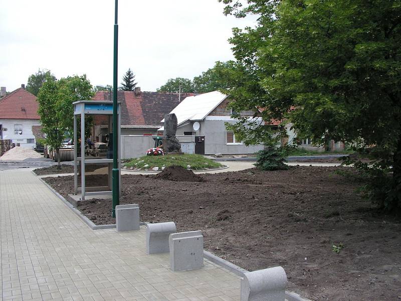 Z průběhu prací na rekonstrukci náměstíčka ve Velimi