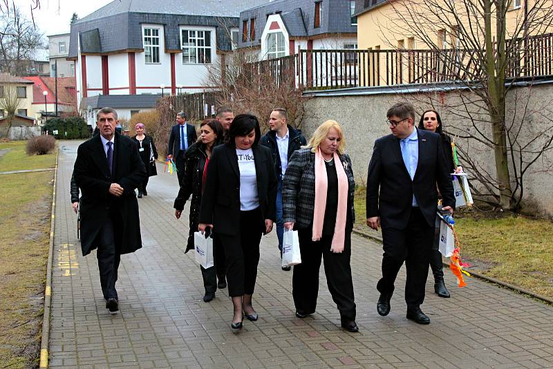 Vládní delegace se rozjela Středočeským krajem.