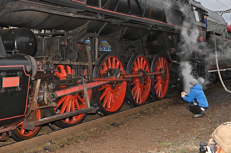 Ze zastávky parní lokomotivy 475.101 'Šlechtičny' na nádraží v Řečanech nad Labem.