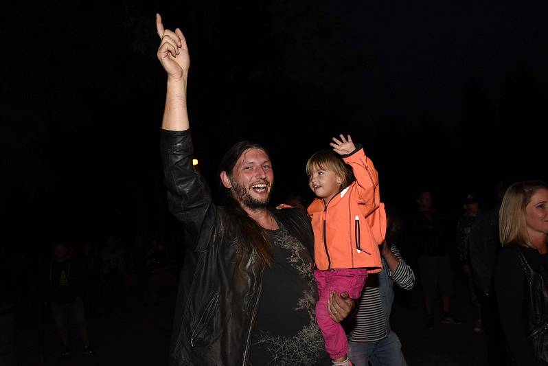 Na festivalu Rockový Týnec zahrála pětice legendárních kapel, došlo i na moravského hosta.