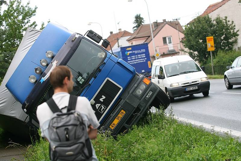 Kamion s nákladem piva spadl do příkopu