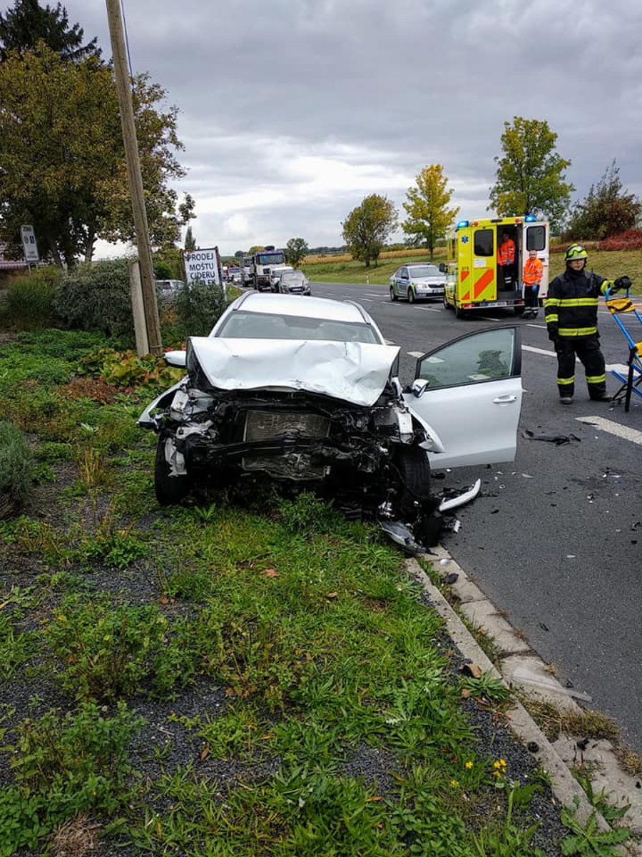Srážka dvou osobních automobilů přinesla dvě zranění - Kolínský deník