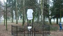 Odhalení pomníku Járy Cimrmana v Pečkách