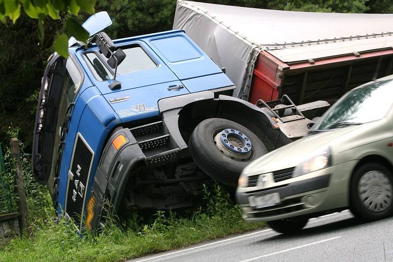 Kamion s nákladem piva spadl do příkopu