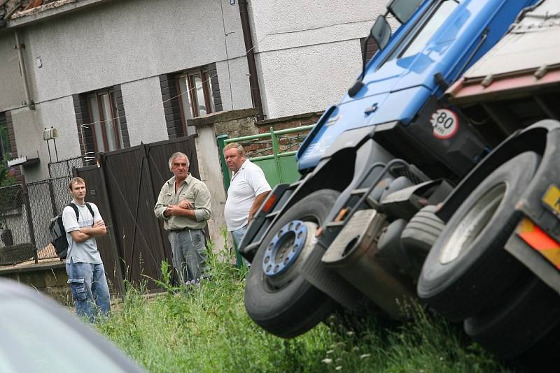 Kamion s nákladem piva spadl do příkopu