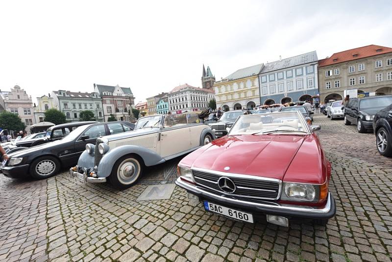 Majitelé vozů značky Mercedes-Benz se sešli po třiatřicáté a auty zaplnili kolínské Karlovo náměstí.