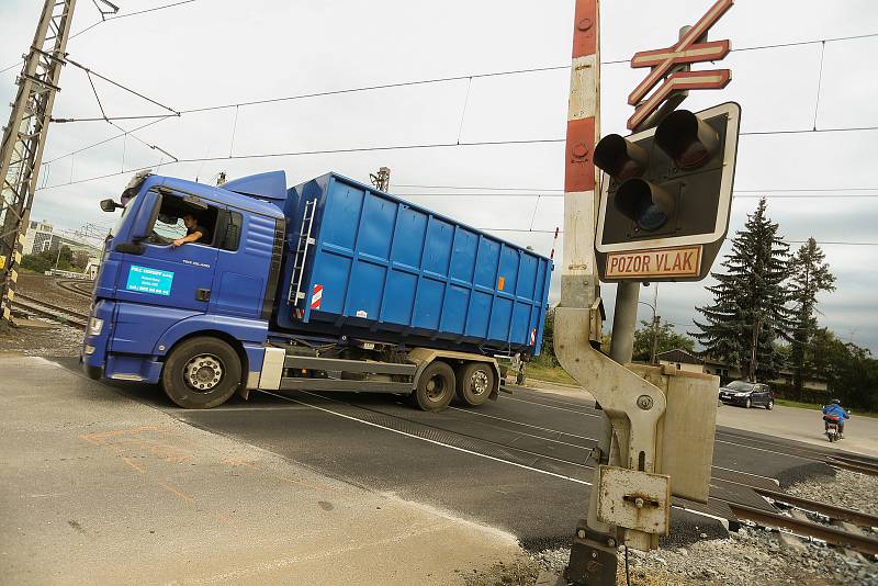 Železniční přejezd ve Starokolínské ulici v Kolíně.