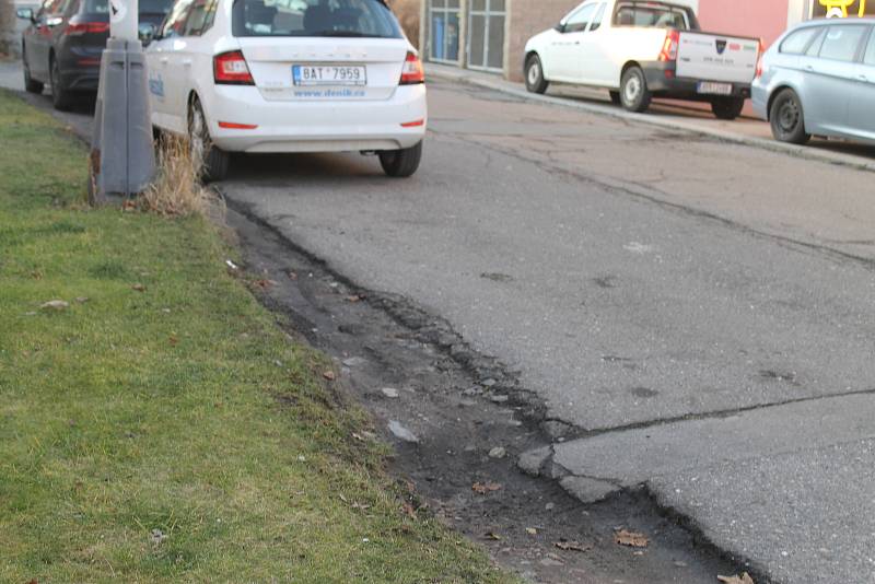 Královská cesta patří k nejrozbitějším ulicím v Kolíně.