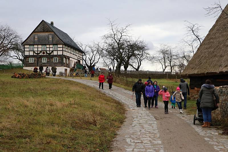 Ze svatomikulášské obchůzky ve skanzenu v Kouřimi.