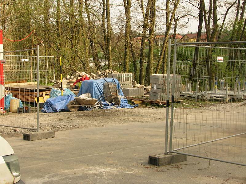 Oprava mostku u Červených Peček finišuje, ještě do neděle budou muset řidiči jezdit po objížďce přes Dobešovice.