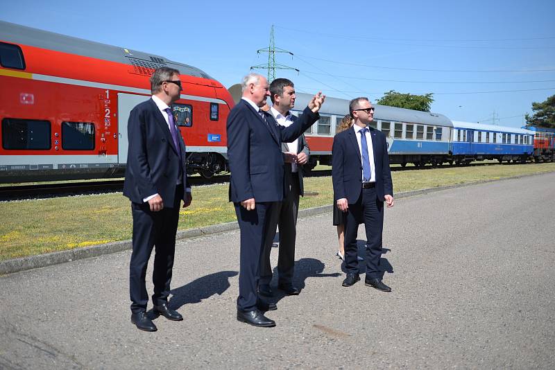 Předseda Poslanecké sněmovny Jan Hamáček ve zkušebním centru VUZ.