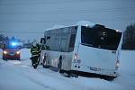 Zapadlý autobus mezi obcemi Veltruby a Hradištko 1 na Kolínsku museli v pondělí 8. února ráno vyprošťovat hasiči.