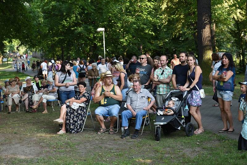 Otevřenou ulici zahájil starosta města Vít Rakušan a skupina Kolíňanka.