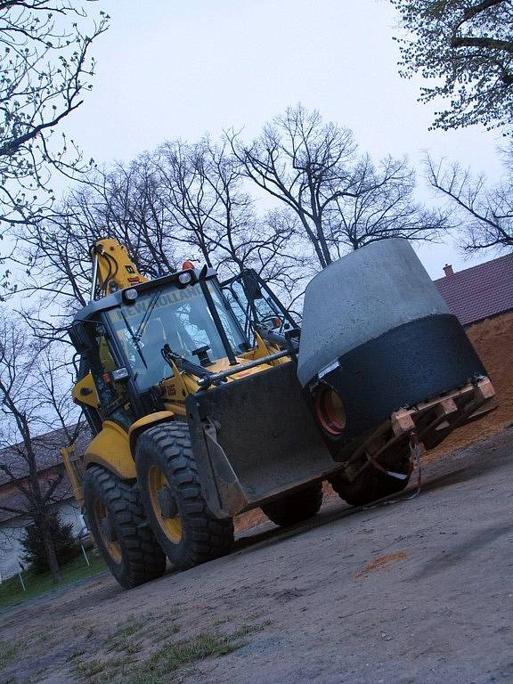 Výstavba vodovodu a kanalizace v Zásmukách.