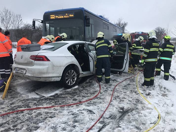 K nehodě osobního vozidla a autobusu na Kolínsku letěl vrtulník.