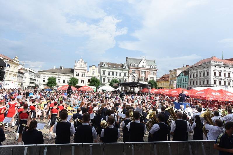 Mažoretky déšť zastavil, fanynkám Pavla Callty nevadil vůbec.