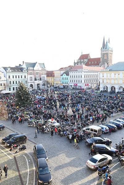 Již po osmnácté letos kolínští motorkáři říkající si Verbež kolínská uspořádali štědrovečerní vyjížďku s tradičním cílem u vánočního stromu na kolínském Karlově náměstí.