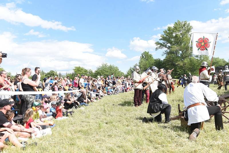 Z rekonstrukce historické bitvy 'Válka růží' na jízdárně v Kolíně.