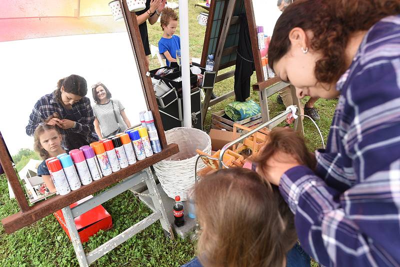 Festival Kefír, s nímž se kolínští organizátoři nakonec usadili na letišti u Hradce Králové, v sobotu pobavil děti všeho věku.