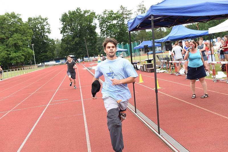 Hry pro radost na atletickém stadionu Mirka Tučka v Kolíně.