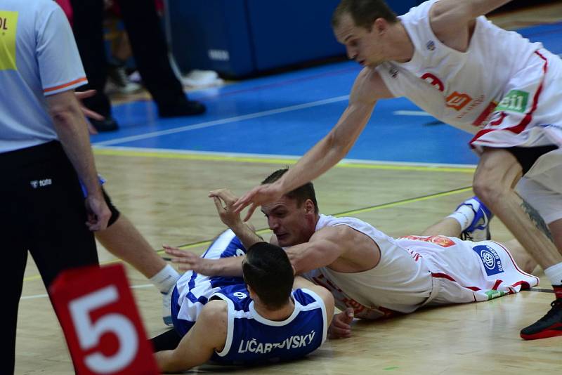 Ze třetího semifinálového utkání Nymburk - BC Kolín (96:63).