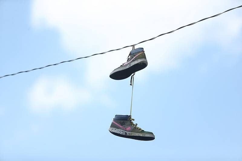 Shoefiti, neboli umísťování svázaných bot na dráty elektrického vedení je populární po celém světě.