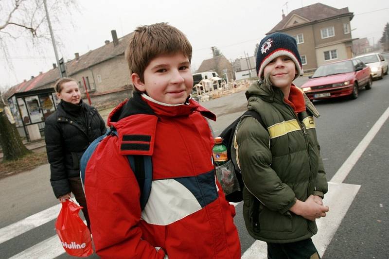 Děti denně přecházejí frekventovanou silnici