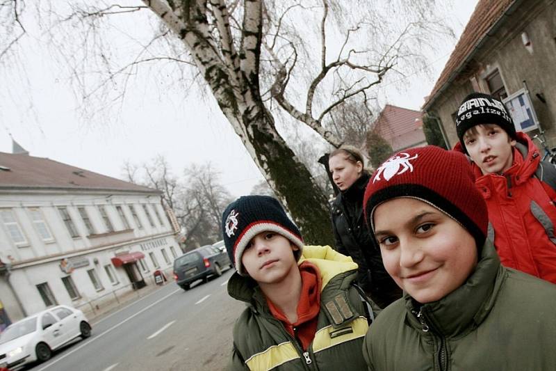 Děti denně přecházejí frekventovanou silnici