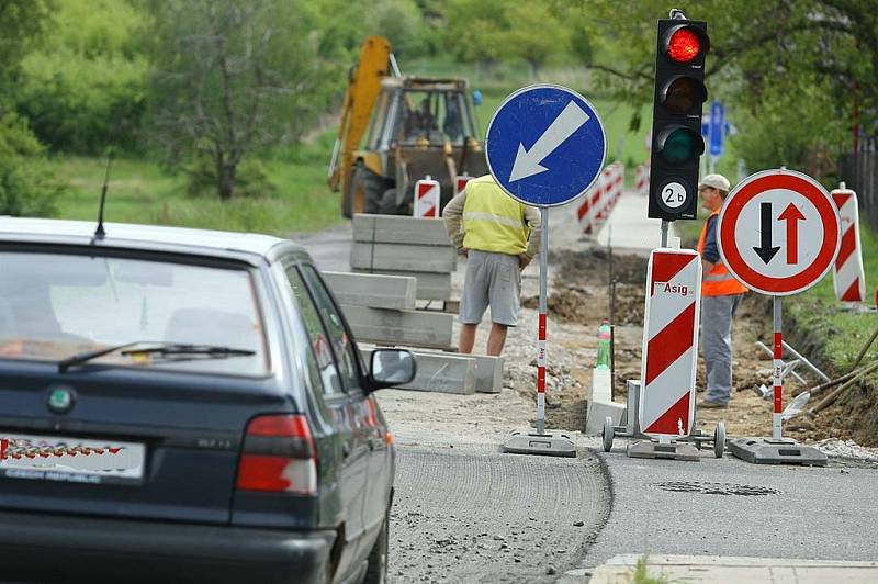 V Červených Pečkách opravují silnice, řidiči musí po objížďce