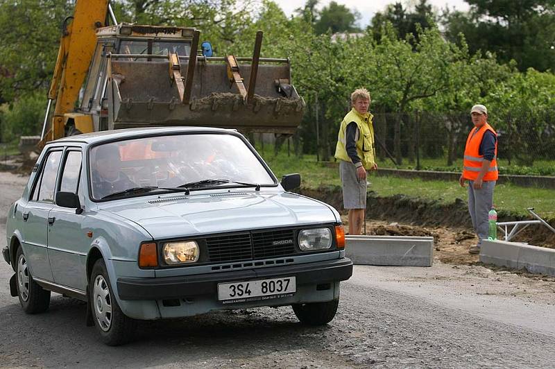 V Červených Pečkách opravují silnice, řidiči musí po objížďce