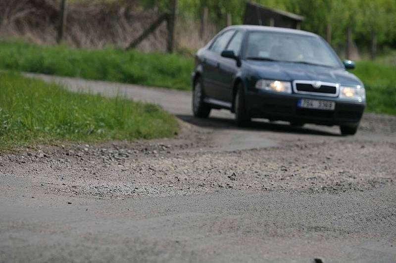 V Červených Pečkách opravují silnice, řidiči musí po objížďce