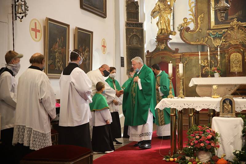 Z posvícenské bohoslužby v kostele sv. Gotharda v Českém Brodě. Celebrantem mše svaté byl apoštolský nuncius Mons. Charles Daniel Balvo.