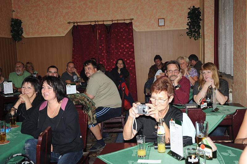První Kolínský saloon se v pátek večer otevřel v  sále místní restaurace U Černého koně .