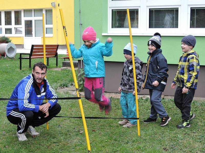 Fotbalisté přišli za dětmi do mateřinky ukázat trénink.