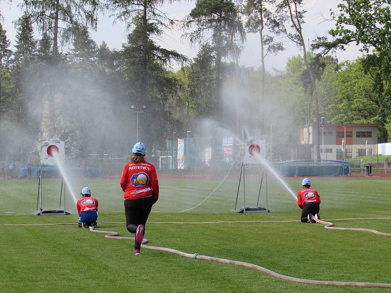 Z hasičské soutěže na atletickém stadionu M. Tučka v Kolíně.