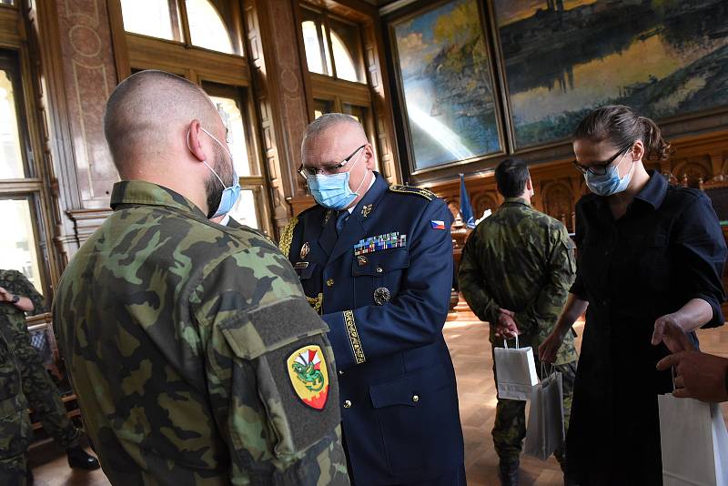 Z pietního aktu na počest kolínského rodáka, štábního kapitána Václava Morávka v Kolíně.