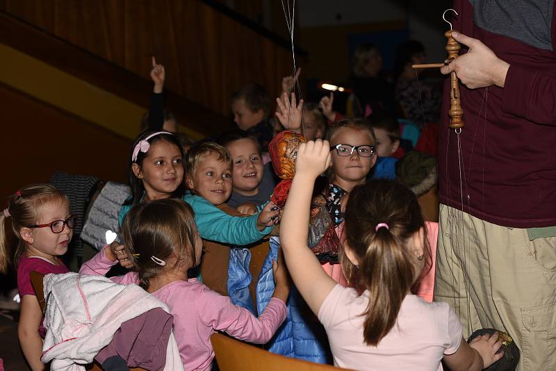 Z dětského představení O Červené Karkulce v podání Českého loutkového divadla Jana Vaňka v Městském společenském domě v Kolíně.