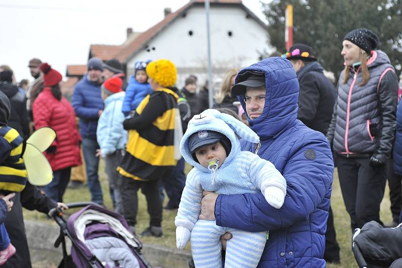 Tradiční průvod masek okořeněný zábavným programem prošel i touto obcí.