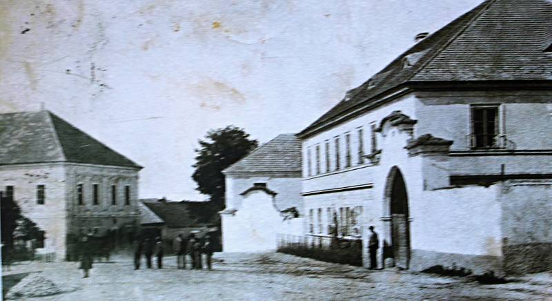 Snímek zachycuje budovu dědičné pošty z roku 1908 v Plaňanech.
