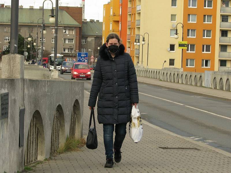 Aprílové počasí v ulicích Kolína. Chce to sluneční brýle, ale zároveň i šálu a rukavice.