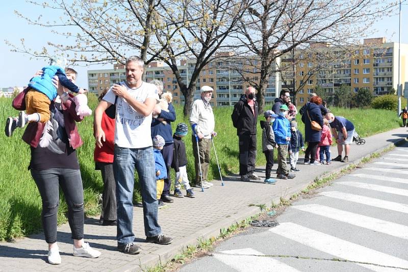 Tradiční Den záchranářů nahradila letos jízda automobilů městem.