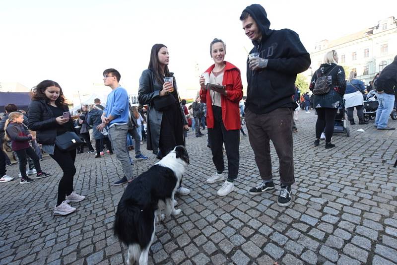 Na Karlově náměstí v Kolíně to opět žilo. Po nedávném vinném koštu tu tentokrát své stánky postavil Street Food festival