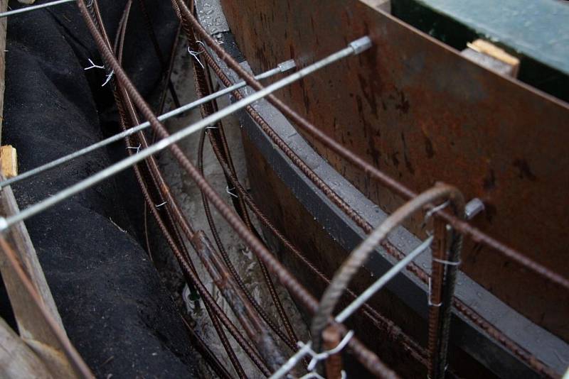 Nadšenci z Kolínské řepařské drážky instalují historickou točnu ve stanici v Býchorech