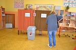 Volební místnosti se otevřely ve dvě hodiny