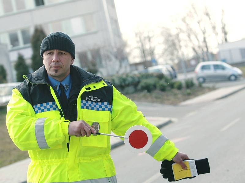 Měření rychlosti radarem městskou policií v Kolíně.