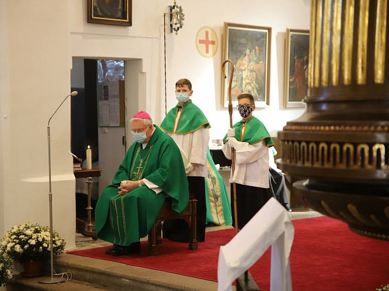 Z posvícenské bohoslužby v kostele sv. Gotharda v Českém Brodě. Celebrantem mše svaté byl apoštolský nuncius Mons. Charles Daniel Balvo.