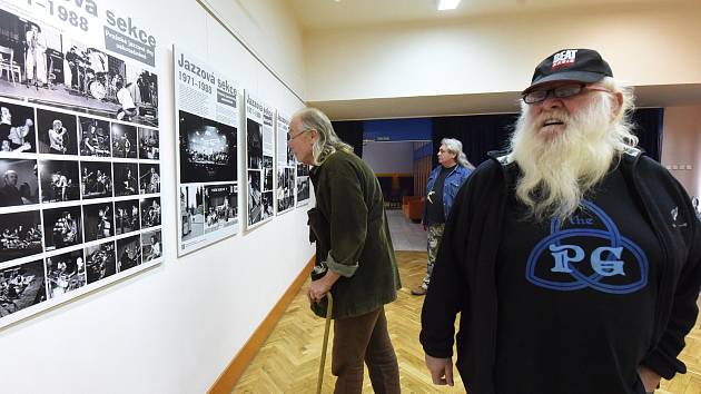 V Komorním sále se odehrála nejdříve vernisáž výstavy zasvěcené historii Jazzové sekce a poté koncertu legendární undergroundové kapely The Primitives Group.