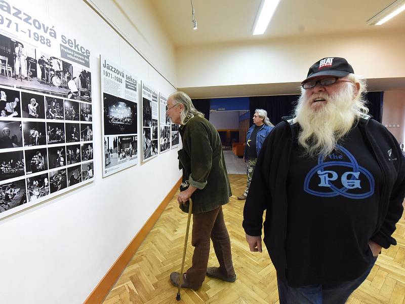 V Komorním sále se odehrála nejdříve vernisáž výstavy zasvěcené historii Jazzové sekce a poté koncertu legendární undergroundové kapely The Primitives Group.